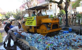 Ribuan Botol Miras Dimusnahkan di Halaman Balaikota