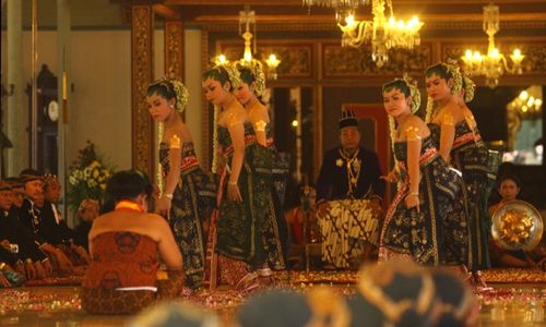 KERATON SURAKARTA: Menari Jadi Kewajiban