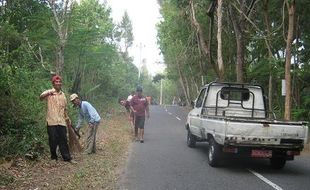 Demi Pak Bupati, Warga Rela Berpanas-panasan...