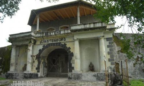 SEWA BENTENG: Elemen Masyarakat Segel Benteng Vastenburg