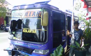 LAKA SRAGEN: Sepeda Motor VS Minibus, 1 Luka