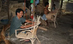 PENGRAJIN ROTAN Keluhkan Harga Bahan Baku Terus Naik