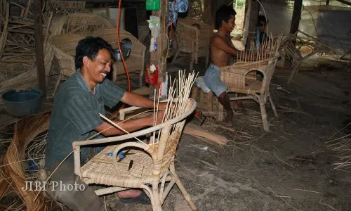 PENGRAJIN ROTAN Keluhkan Harga Bahan Baku Terus Naik