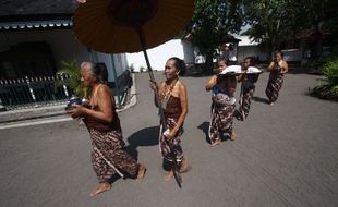 MENJAGA TRADISI KRATON