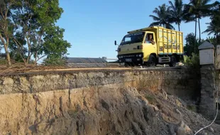 JALAN SAMPING JEMBATAN LONGSOR