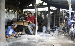 Di Bekas Kandang Ayam, Tuji Mengisi Hari