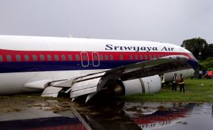 SRIWIJAYA AIR TERGELINCIR DI BANDARA SUPADIO