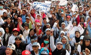 DEMO BURUH: Puluhan Buruh PT Bukit Perak Mogok Kerja