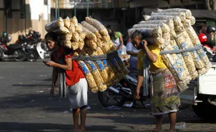  PENGGUNA PONSEL DI INDONESIA