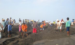 Antisipasi Banjir, Warga Jangkaran Keruk Muara