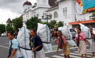 KISAH BURUH GENDONG: Bermimpi Bisa Beli Los Pasar...