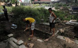  BONGKAR MAKAM: DKP SOLO Kaji Pemberian Rp700.000/Makam