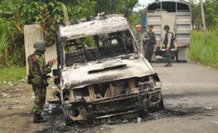 MOBIL POLISI DIBAKAR MASSA