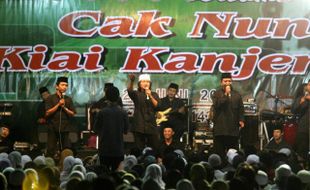 CAK NUN: Ribuan Warga Solo Ikuti Pengajian Bersama Cak Nun 