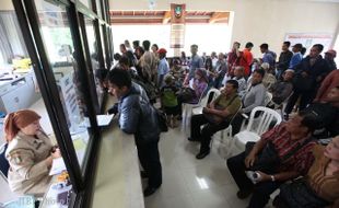 Ratusan Orang Berebut Jadi Penerima Tamu di Kantor Kecamatan