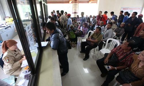 Ratusan Orang Berebut Jadi Penerima Tamu di Kantor Kecamatan