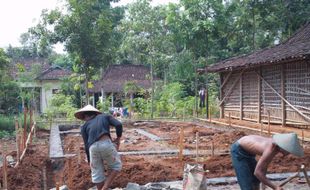 RUMAH TAK LAYAK HUNI Diperbaiki Untuk Menginap Pejabat