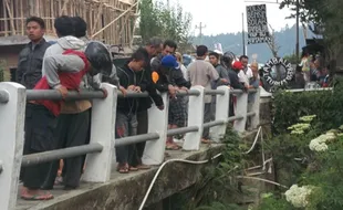 PERCOBAAN BUNUH DIRI: Warga Kalisoro Nekat Terjun Dari Jembatan Sebelum Menghilang 