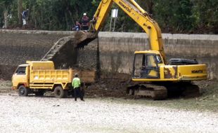 Angkat Sedimen di Pelabuhan dan Sungai, Pekalongan Kerahkan Tiga Kapal Keruk