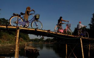 MELINTASI JEMBATAN BAMBU