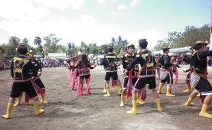 SENI TRADISIONAL: Berjuang Melawan Stigma Angguk