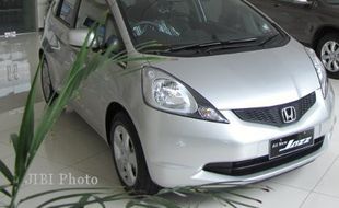 KISAH UNIK : Kehabisan Bensin, Gadis Ini Tinggalkan Honda Jazz Begitu Saja