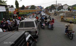 INFRASTRUKTUR TRANSPORTASI: Pembangunan Lambat, Kemacetan Jalur Transportasi Merata di Mana-mana