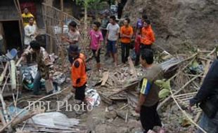 LONGSOR: Batu Besar Timpa Dua Rumah Warga di Sitbondo