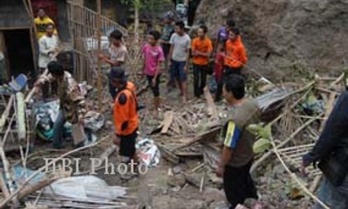 LONGSOR: Batu Besar Timpa Dua Rumah Warga di Sitbondo