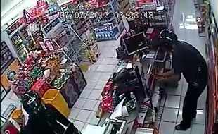 ACUNGKANG PARANG: Perampok Alfamart Pringgodani Terekam CCTV