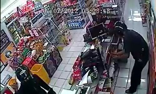 ACUNGKANG PARANG: Perampok Alfamart Pringgodani Terekam CCTV