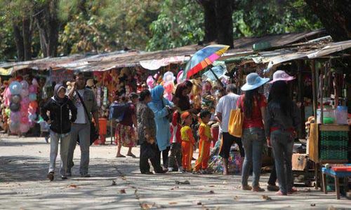 TAMAN SATWA TARU JURUG : Pedagang TSTJ Direlokasi