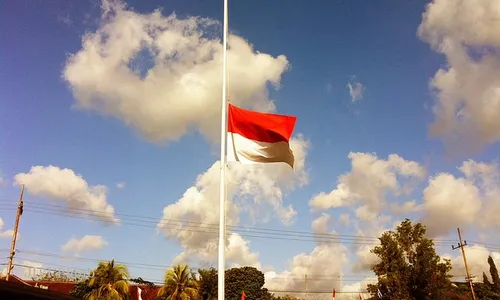  PROTES PEMERINTAH: Masyarakat Pulau Padang Kibarkan Bendera Setengah Tiang