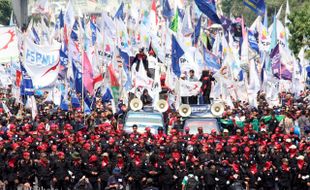 LONGMARCH RIBUAN BURUH