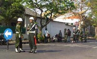 EKSEKUSI: Meliput Eksekusi Rumah Dinas Kodam Brawijaya, Kamera Wartawan Dirampas