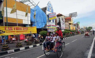 PENATAAN MALIOBORO: Pengusaha Rela Reklame Dibongkar