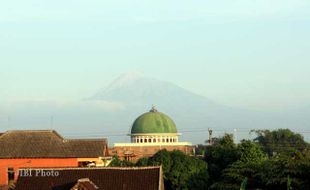 GUNUNG MERAPI DI PAGI HARI