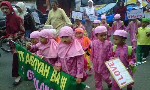 SAMBUT RAMADAN: Ratusan Siswa TK-SD se-Gemolong Pawai Keliling