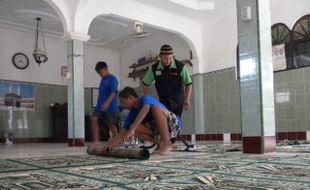 Masjid Dibersihkan, Anak-anak pun Dilibatkan