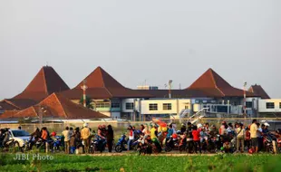 NGABUBURIT DI BANDARA ADI SOEMARMO