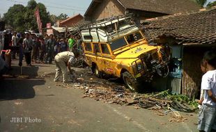 MOBIL SERUDUK RUMAH WARGA