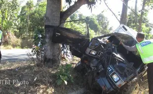 Sopir Ngantuk, Mobil Box Tabrak Pohon