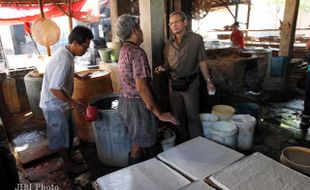 ARYA BIMA BERDIALOG DENGAN PENGRAJIN TAHU