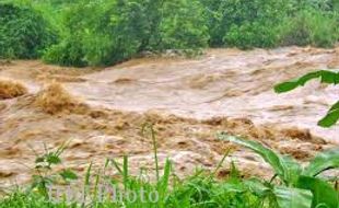 SUNGAI BATANG SIKABAU Meluap, Seribuan Warga Terisolasi 