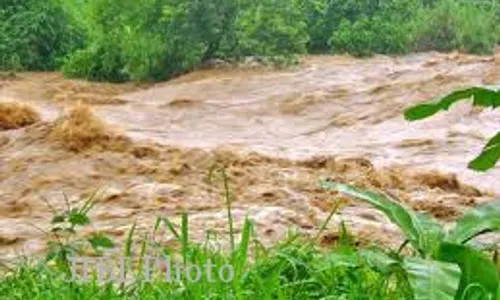 SUNGAI BATANG SIKABAU Meluap, Seribuan Warga Terisolasi 