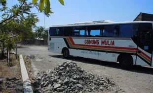 JALAN BERLUBANG DI TERMINAL INDUK GIRI ADIPURA