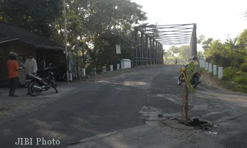 JALAN ALTERNATIF Dagen-Tasikmadu Rusak Parah