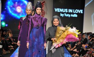 Tuty Adib Bawa Tenun Payakumbuh Sumatra Barat Ke Panggung London Fashion Week