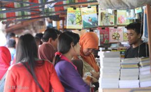  PUSAT PERDAGANGAN BUKU DI  BELAKANG SRIWEDARI RAMAI DIKUNJUNGI