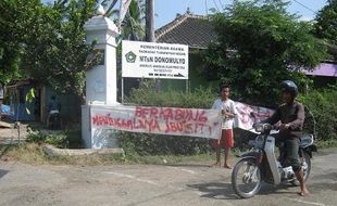 Geram Jalan Rusak, Warga Sentolo Blokir Jalan